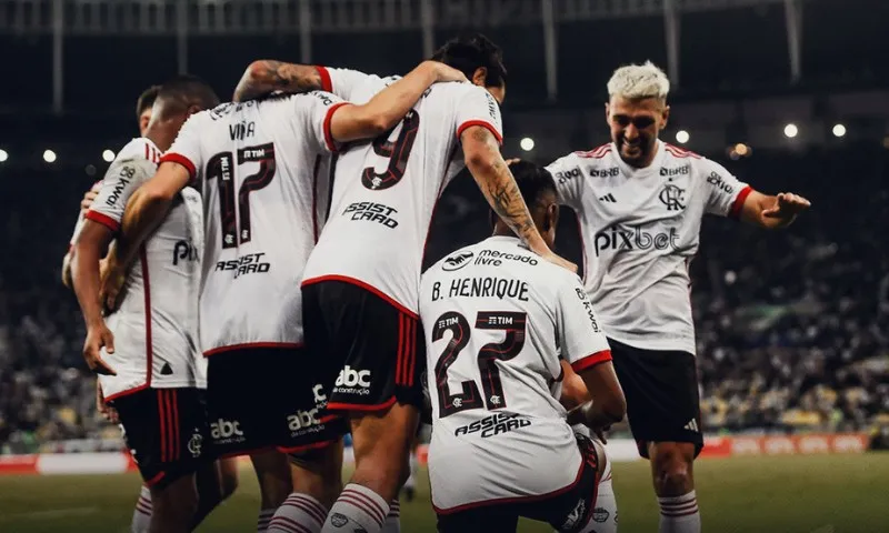 Imagem ilustrativa da imagem Flamengo massacra Vasco de virada e assume a liderança do Brasileiro