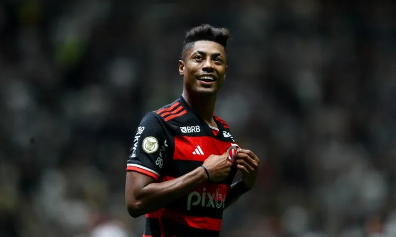 Imagem ilustrativa da imagem Flamengo supera o Atlético-MG e continua soberano na liderança do Brasileirão