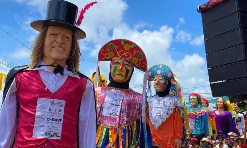 Imagem ilustrativa da imagem Gigantes de Olinda trocam frevo por forró: quadrilha junina inédita agita São João