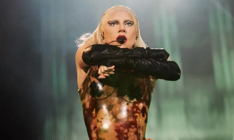 Imagem ilustrativa da imagem Lady Gaga fez shows com covid-19 e causa revolta em documentário; entenda