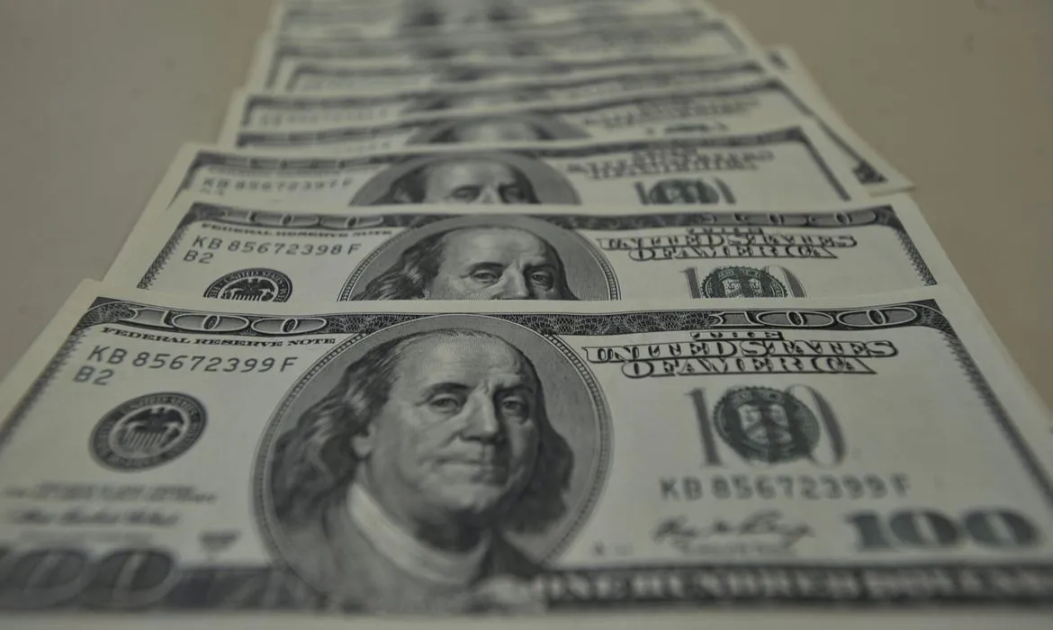 Imagem ilustrativa da imagem Dólar sobe e Bolsa cai após novas ameaças tarifárias de Trump