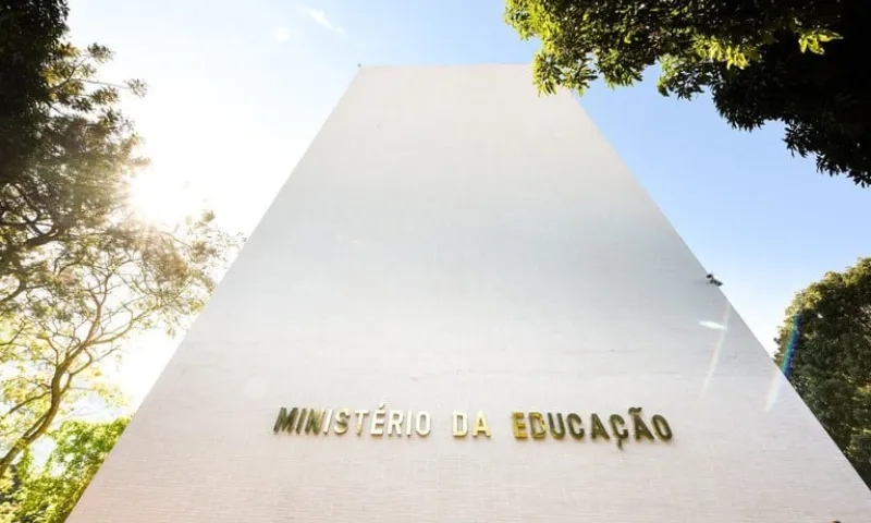 Imagem ilustrativa da imagem MEC suspende criação de cursos a distância até 2025 e fixa prazo para novas regras