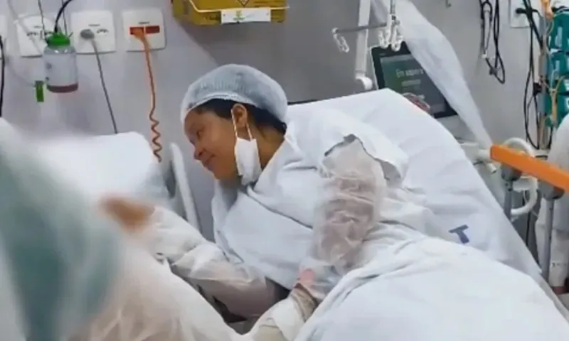 Imagem ilustrativa da imagem Mãe e filho hospitalizados após explosão de lancha no RJ recebem alta