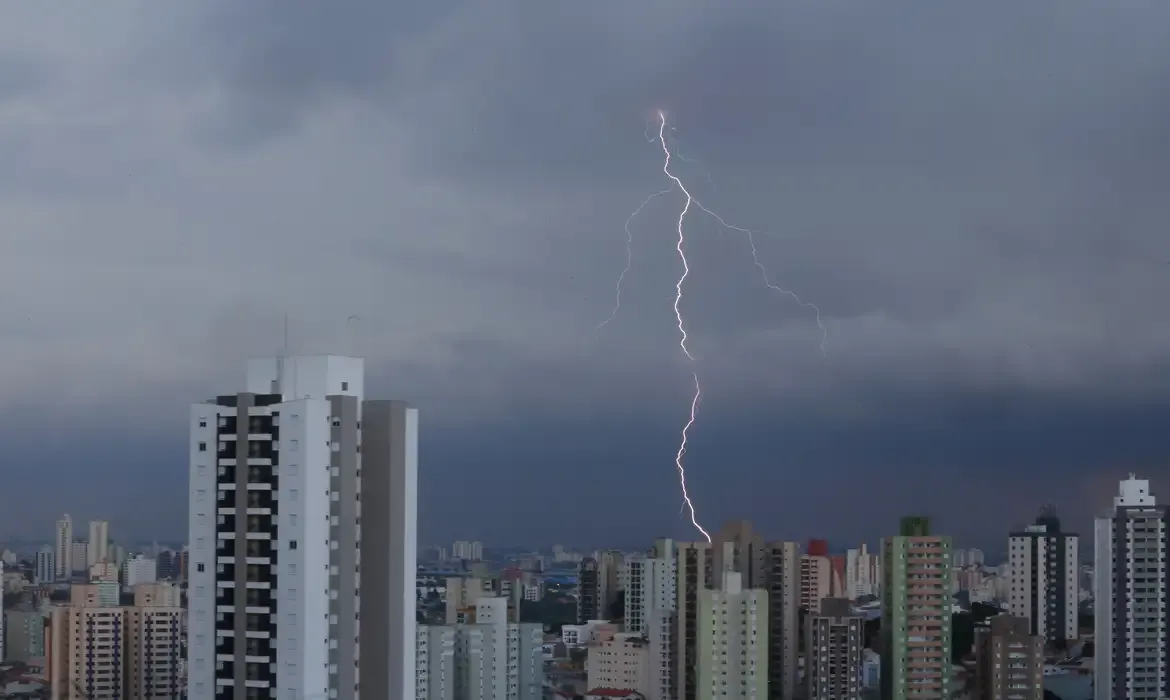 Imagem ilustrativa da imagem Mais de 122 mil raios atingiram Pernambuco nos quatro primeiros meses do ano