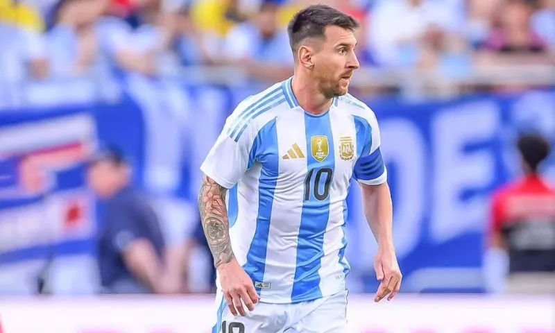 Imagem ilustrativa da imagem Messi bate recorde de aparições na Copa América, dá assistência e Argentina vence