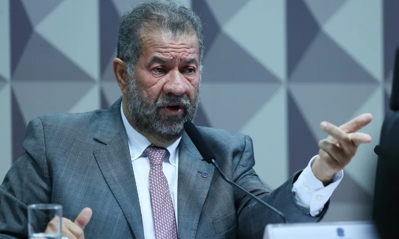 Imagem ilustrativa da imagem Carlos Lupi pede demissão do ministério da Previdência em meio a escândalo no INSS