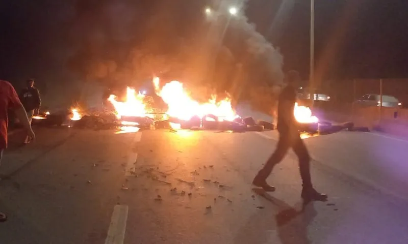 Imagem ilustrativa da imagem Moradores ateiam fogo em pneus durante protesto na rodovia do Contorno