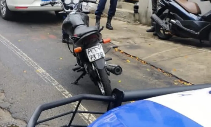 Imagem ilustrativa da imagem Moto é apreendida com placa "feita à mão" em Vitória