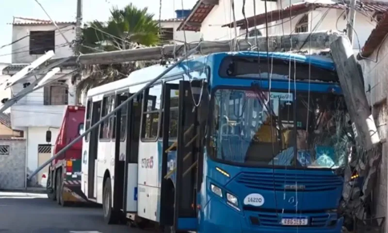 Imagem ilustrativa da imagem Motorista de ônibus perde o controle e quase invade casa na Serra