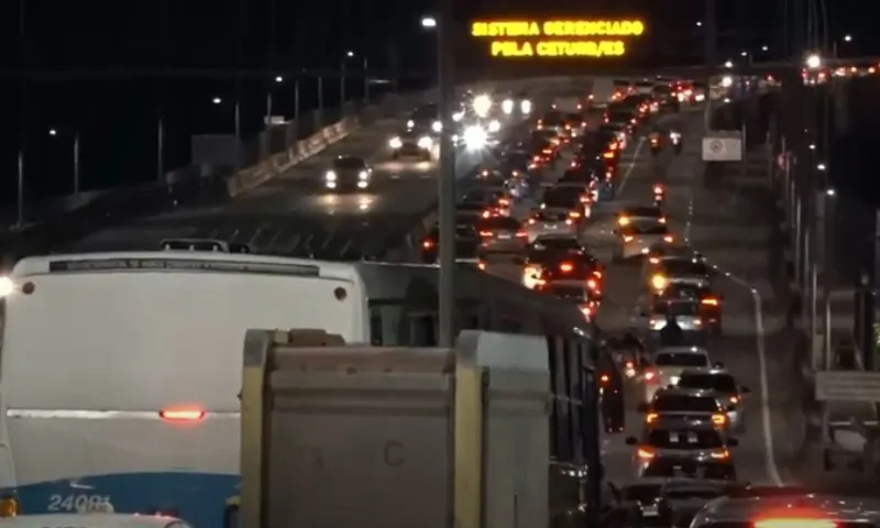 Imagem ilustrativa da imagem Motoristas enfrentam trânsito lento após acidente na Terceira Ponte