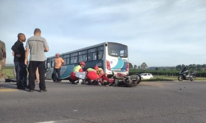 Imagem ilustrativa da imagem Mulher morre em acidente entre moto e ônibus na BR-101 no ES