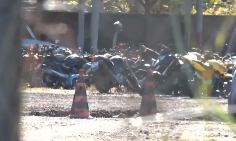 Imagem ilustrativa da imagem Pátio do Detran é invadido e criminosos roubam oito motos na Serra