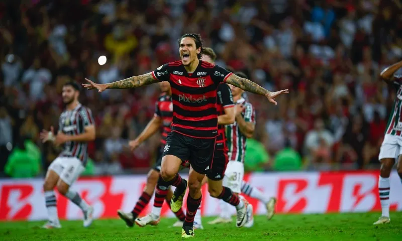 Imagem ilustrativa da imagem Pedro faz de pênalti, Flamengo afunda Fluminense na lanterna e segue na liderança