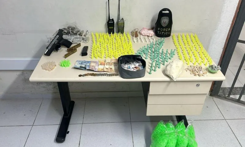 Imagem ilustrativa da imagem Polícia apreende arma e drogas na Praia do Suá