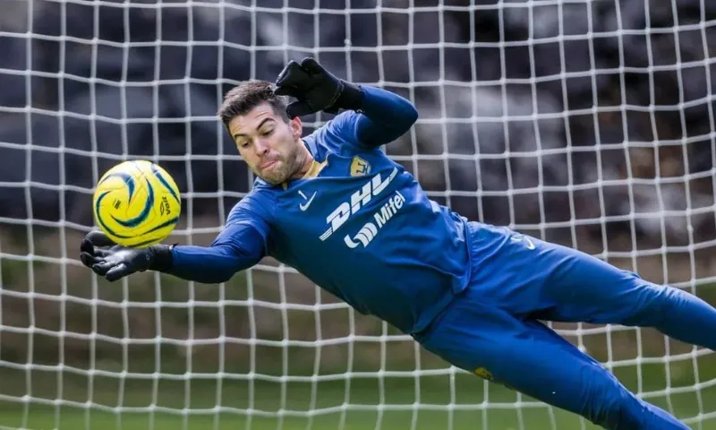 Imagem ilustrativa da imagem Por que goleiro do México usa luva de quatro dedos na Copa América