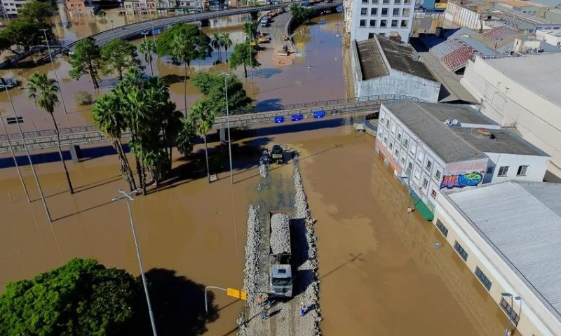 Imagem ilustrativa da imagem Porto Alegre vai derrubar passarela para criar "corredor humanitário"