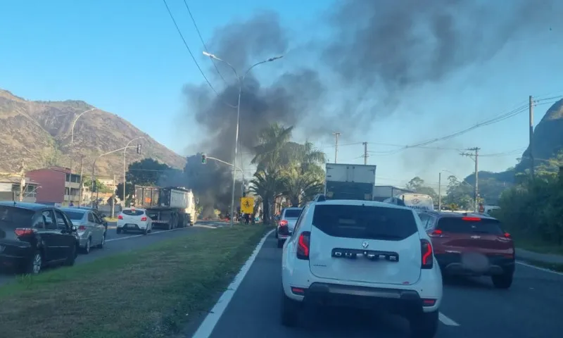 Imagem ilustrativa da imagem Protesto de moradores interdita totalmente trecho da BR-101 na Serra