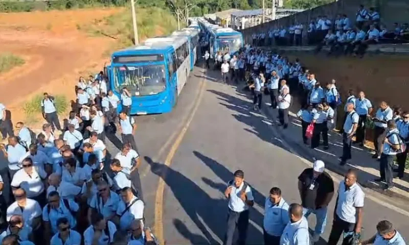 Imagem ilustrativa da imagem Rodoviários do ES encerram paralisação e liberam saída de ônibus da garagem