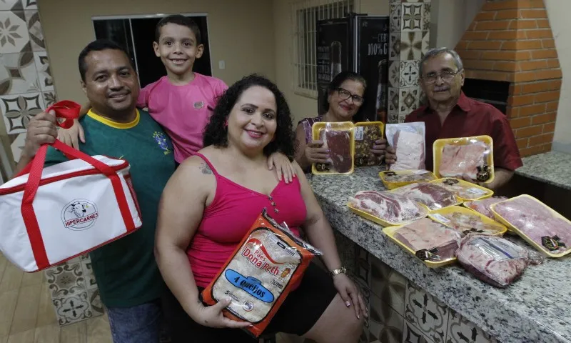 Imagem ilustrativa da imagem Saiba quem são os ganhadores de 10 kits churrasco sorteados pelo jornal A Tribuna