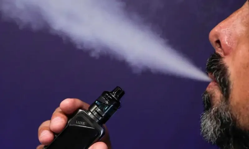 Imagem ilustrativa da imagem Governo dá 48 horas para redes sociais removerem anúncios de cigarro eletrônico
