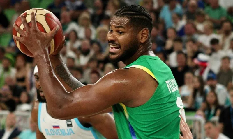 Imagem ilustrativa da imagem Seleção masculina tem última chance de levar basquete do Brasil a Paris