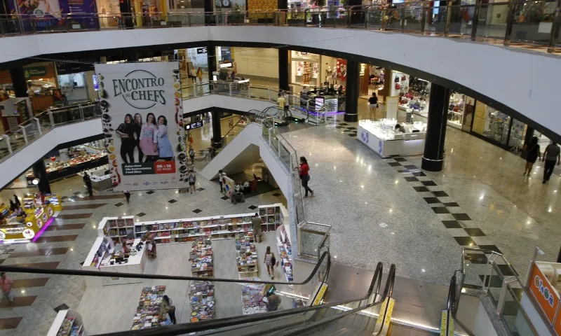 Imagem ilustrativa da imagem Supermercados e lojas fecham mais cedo no feriado desta quarta-feira