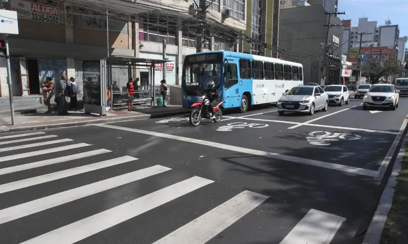 Imagem ilustrativa da imagem Tem multa para quem para o carro no espaço de motos?