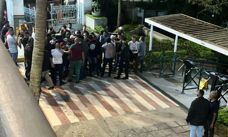Imagem ilustrativa da imagem Torcedores invadem sede do Fluminense em protesto contra lanterna no Brasileirão