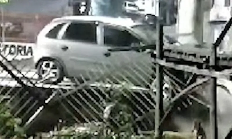 Imagem ilustrativa da imagem VÍDEO | Carro derruba portão de casa em Vitória