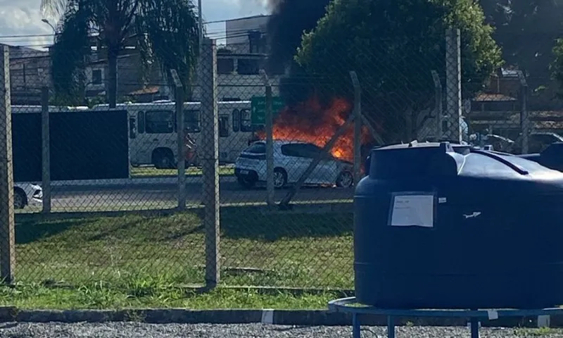 Imagem ilustrativa da imagem VÍDEO | Carro pega fogo próximo ao Aeroporto, em Vitória