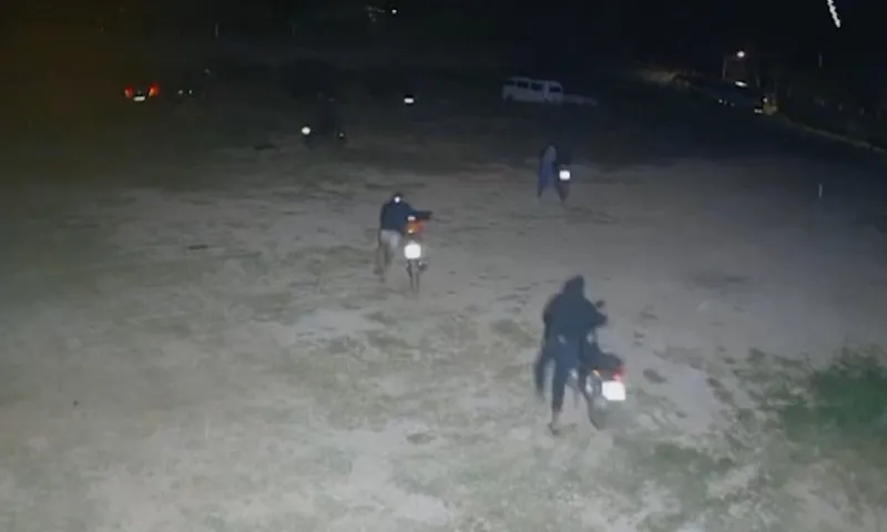 Imagem ilustrativa da imagem VÍDEO | Gangue invade pátio do Detran-ES e furta sete motos em Guarapari