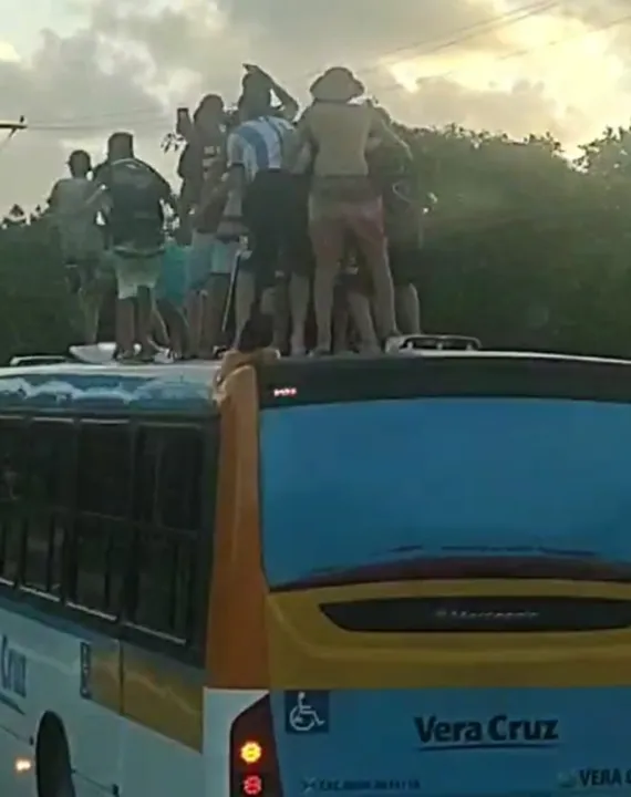 Imagem ilustrativa da imagem VÍDEO: Surf em ônibus. Brincadeira perigosa flagrada na BR-101