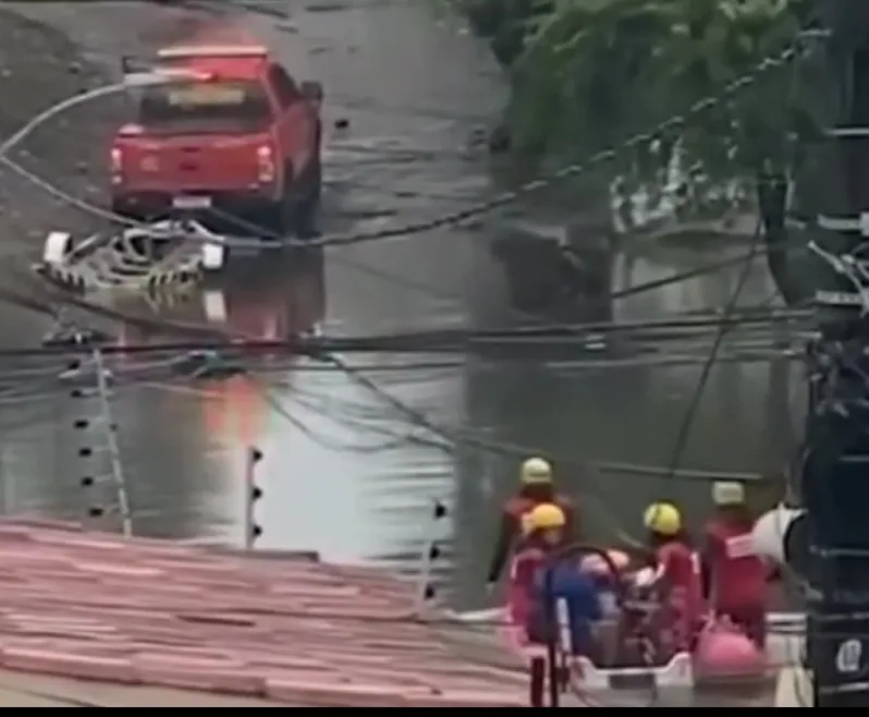 Imagem ilustrativa da imagem VÍDEOS - Bombeiros usam botes para resgatar pessoas no Recife