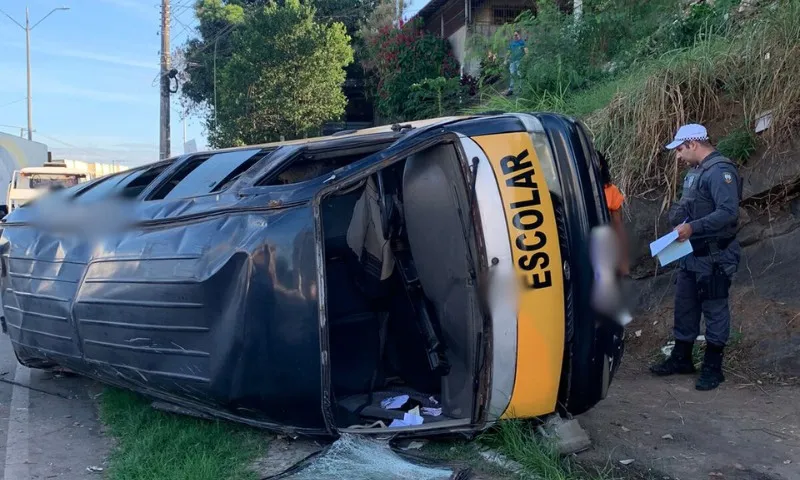 Imagem ilustrativa da imagem Van escolar cai de barranco e deixa crianças feridas em Vila Velha