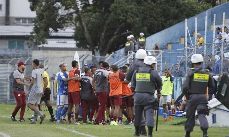 Imagem ilustrativa da imagem Vitória e Desportiva empatam em jogo cheio de confusões