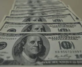 Imagem ilustrativa da imagem Dólar cai e Bolsa sobe com clima de cautela no exterior