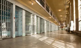 Imagem ilustrativa da imagem EUA: prisão liberta suspeito de assassinato por conta de erro de digitação