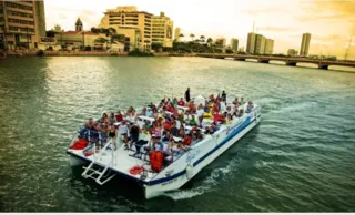 Imagem ilustrativa da imagem Passeio de catamarã, baobás, circuito de azulejos e muito mais no Olha! Recife