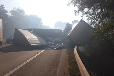 Imagem ilustrativa da imagem Acidente entre caminhões interdita trecho da BR 101 em Fundão