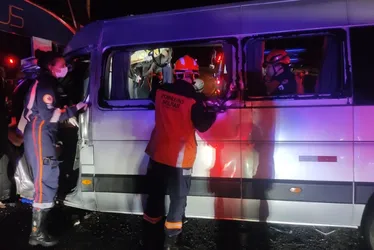 Imagem ilustrativa da imagem Acidente entre ônibus de viagem e van deixa 3 mortos na BR-262 no ES