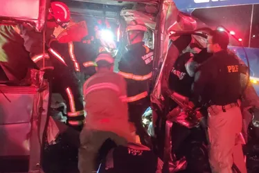 Imagem ilustrativa da imagem Acidente entre ônibus de viagem e van deixa 3 mortos na BR-262 no ES