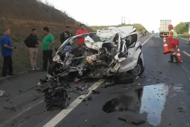 Imagem ilustrativa da imagem Acidente envolvendo carro e carreta deixa um morto na BR-101 em Aracruz