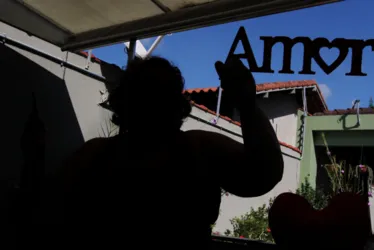 Imagem ilustrativa da imagem Aposentada de 71 anos perde R$ 950 mil no golpe do amor