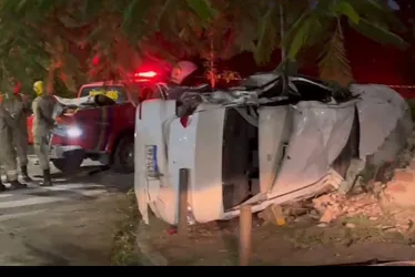 Imagem ilustrativa da imagem Assaltantes roubam carro e na fuga sofrem acidente. Um dos bandidos morre