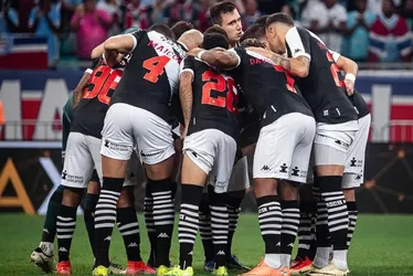 Imagem ilustrativa da imagem Bahia aproveita expulsão no Vasco, ganha e iguala pontuação do líder do Brasileirão