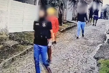 Imagem ilustrativa da imagem Bando armado aterroriza Tabatinga e um dos criminosos é preso com drogas e armas