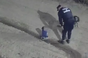 Imagem ilustrativa da imagem Bebê é encontrado pela polícia rastejando sozinho na rua na Argentina