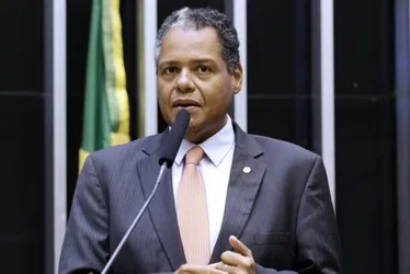 
          Imagem ilustrativa da imagem Bolsonaro dá a Brito, favorito de Lula, a medalha dos “3is”
          