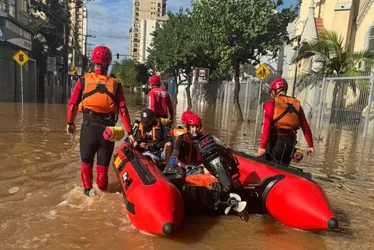 Imagem ilustrativa da imagem Bombeiros capixabas salvam 270 pessoas ilhadas após enchentes no RS