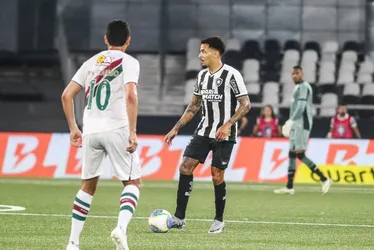Imagem ilustrativa da imagem Botafogo bate o Fluminense e dorme na liderança do Brasileirão